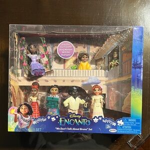 2 for 15$ item- Disney Encanto Magical Madrigal Family Playset